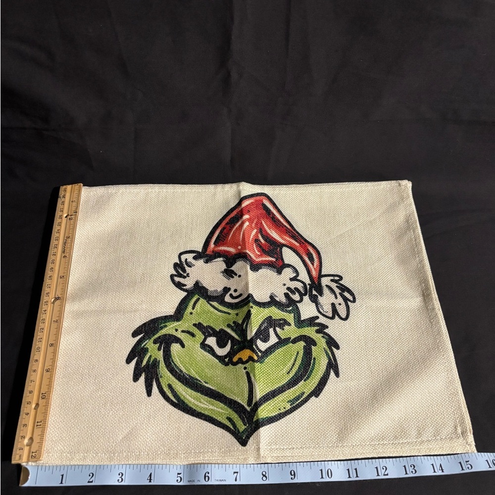 The Grinch Face Christmas Holiday Decorative Table Napkins set of 4 - Picture 2 of 4